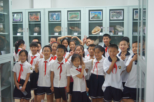 7年级的学生免费配发春秋和<em>夏季校服</em>